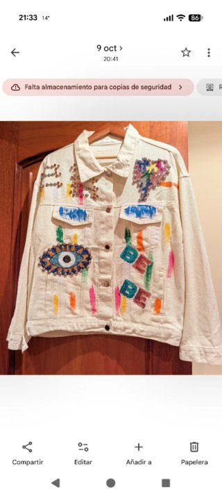 Chaqueta Beige con Parches y Detalles