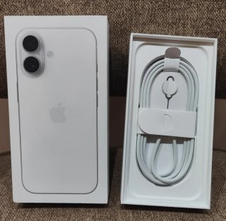 Caja iPhone 17 y Cable de Carga