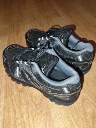 Zapatillas de montaña Joma negras y grises