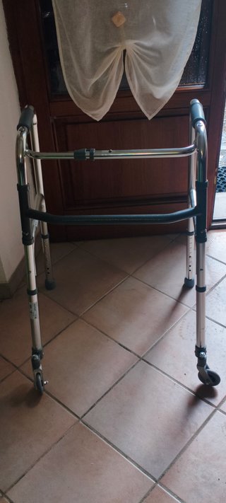 Deambulatore per anziani con ruote