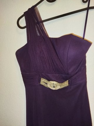 Vestido largo morado con detalle dorado