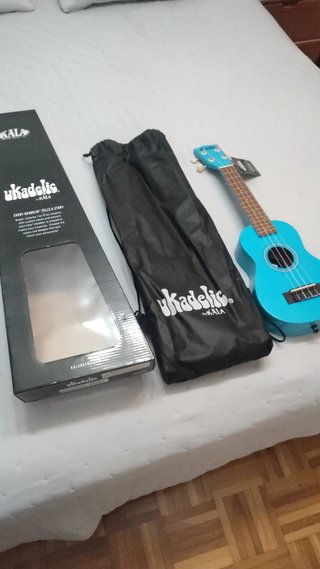 Ukulele Kala Ukadelic Blu con Custodia