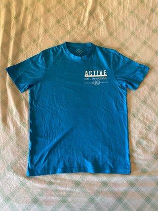 Camiseta azul con estampado