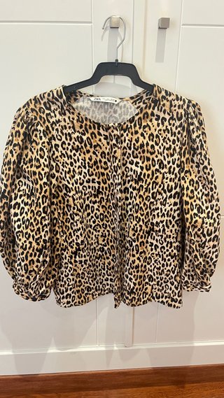 Camisa Leopardo manga abullonada. Zara Talla L