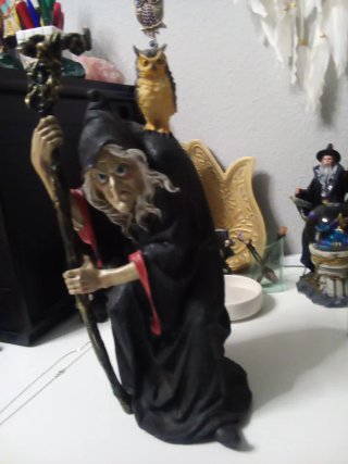 Figura Bruja con Búho y Bastón