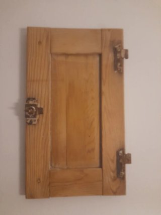 Pequeño ventano de madera