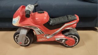 Moto de juguete roja