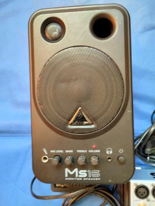 Mesa de mezclas y monitores Behringer