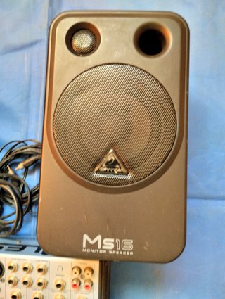 Mesa de mezclas y monitores Behringer