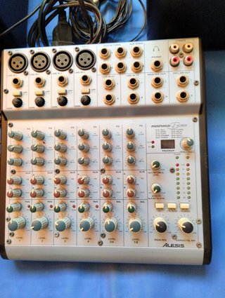 Mesa de mezclas y monitores Behringer