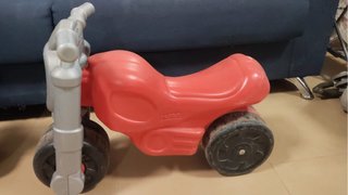 Moto de juguete roja