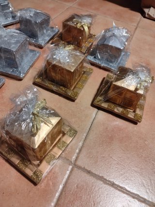 Velas decorativas doradas y plateadas