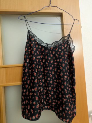 Top floral negro con encaje