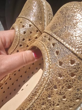 Zapatos dorados efecto piel con plataforma