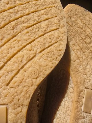 Zapatos dorados efecto piel con plataforma
