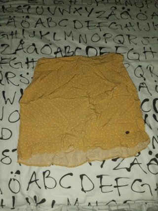 Falda corta amarilla con lunares