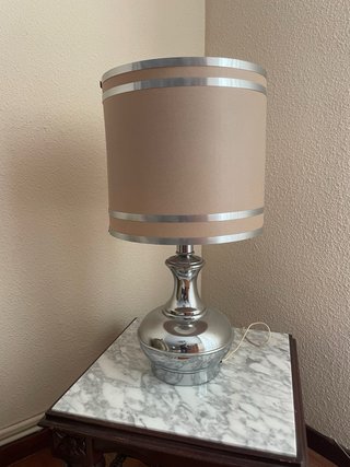 Lámpara de mesa beige y plateada
