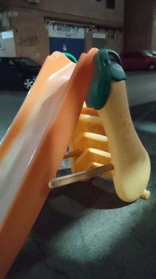 Tobogán infantil naranja y amarillo