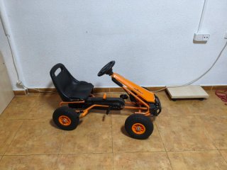 Coche a pedales naranja