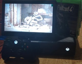 Xbox One + controller + Fallout 4