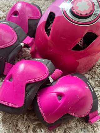 Casco y protecciones infantiles rosa