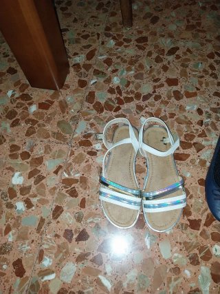 Sandalias Blancas con Detalles Metalizados