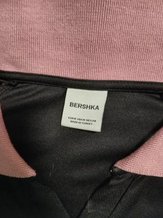 Camiseta Bershka Negra y Rosa Talla M