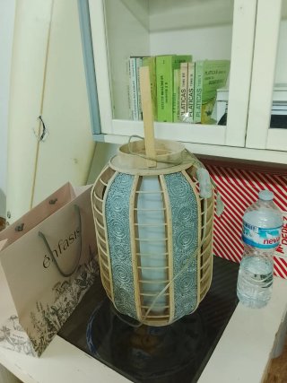 Lámpara de bambú y madera