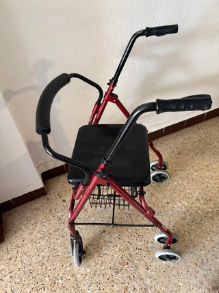 Andador para mayores con asiento y cesta