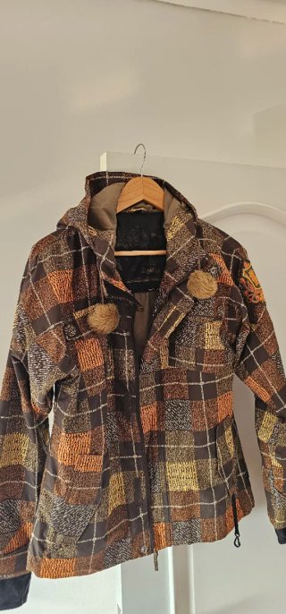Abrigo estampado con capucha