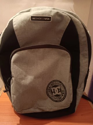 Mochila DC Shoes Gris y Negra