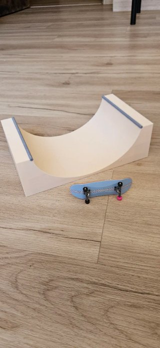 Rampa de Fingerboard con Skate