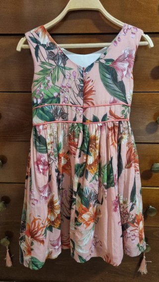 Vestido niña floral rosa con tul en el bajo. Tizza