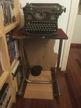 Máquina de escribir Hispano Olivetti M40 y mueble