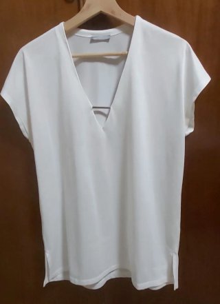 Camisa blanca cuello pico