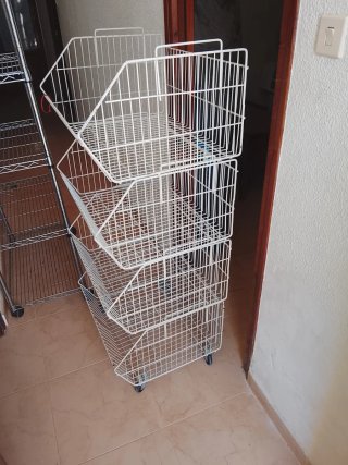 Scaffale di cesti metallici con ruote