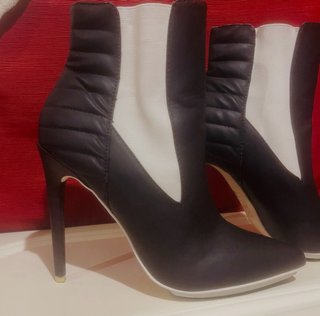 Botines Bicolor Piel Negro y Blanco, talla 39-40.