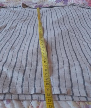 Camiseta a rayas gris y negra