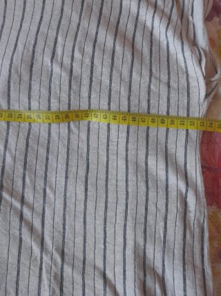 Camiseta a rayas gris y negra