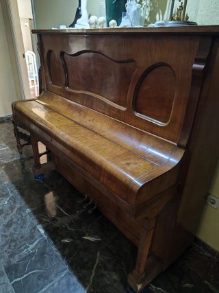 Piano Vertical de Madera. JAÉN.