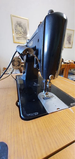 Macchina da cucire Singer con mobile