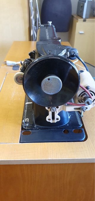 Macchina da cucire Singer con mobile