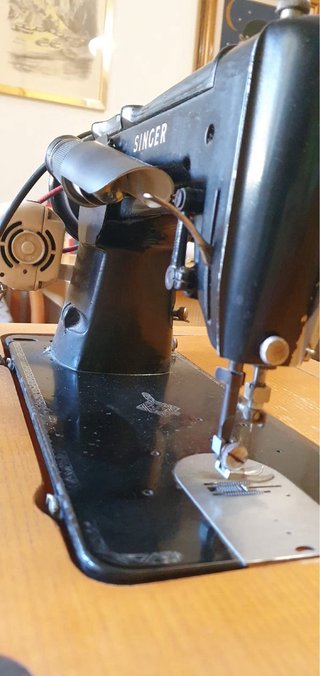 Macchina da cucire Singer con mobile