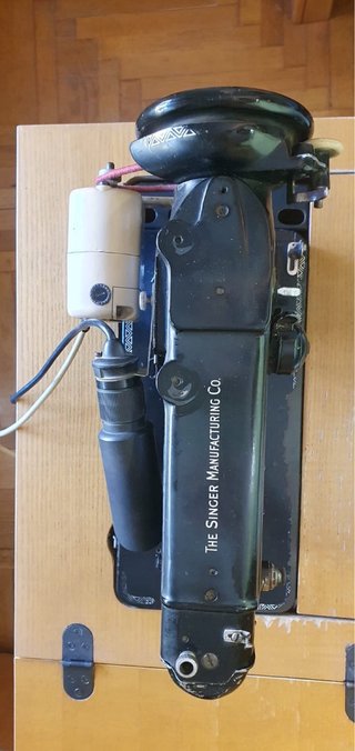 Macchina da cucire Singer con mobile
