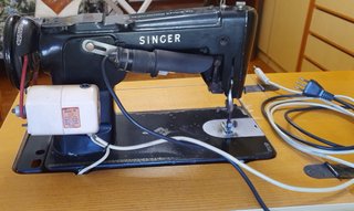 Macchina da cucire Singer con mobile