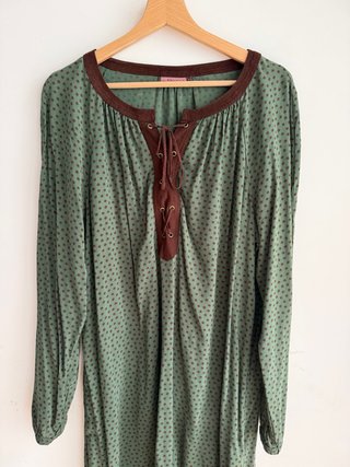 Vestido verde con lunares marrones