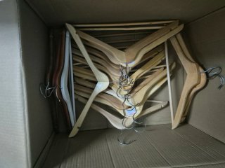 Lote de perchas de madera y metal