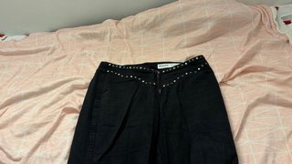 Tejanos negros Bershka con tachuelas.