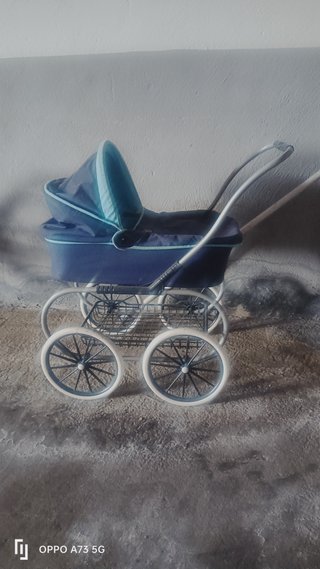 Carrito de muñecas azul