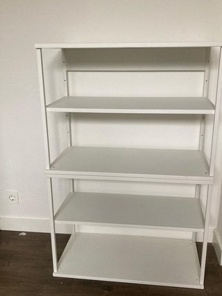 Estantería metálica blanca.